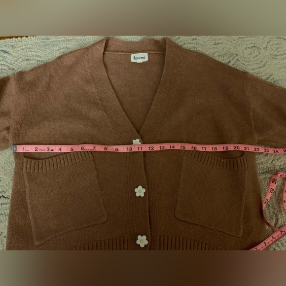 Light Mauve Pink Sweater with Flower Buttons, size Medium, Boutique - Picture 4 of 8